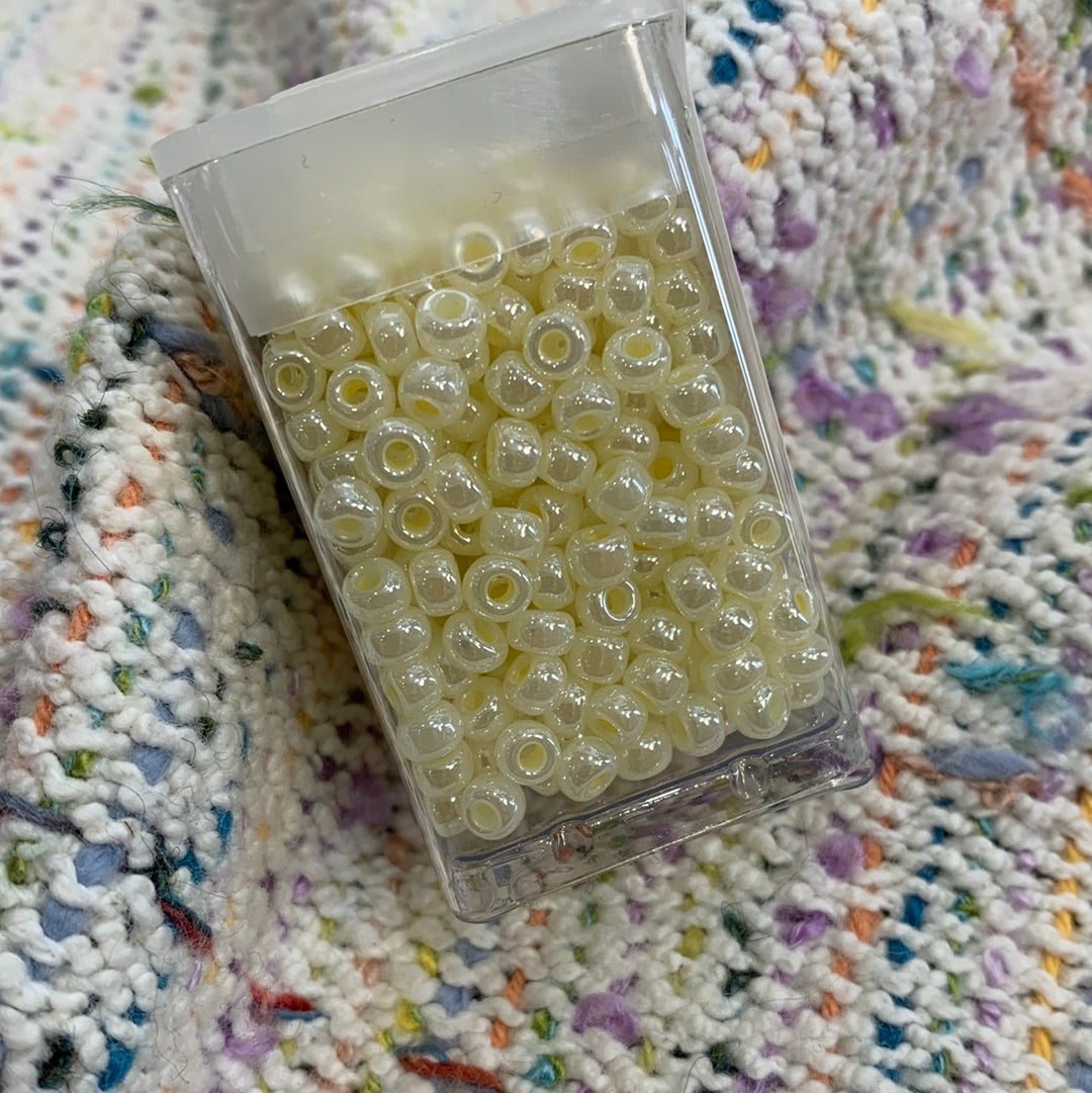 Hiya Hiya Box of Round Beads